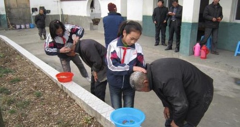 商南縣趙川小學(xué)為敬老院獻愛心