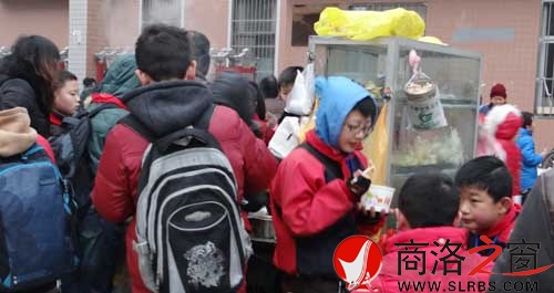 商洛市小學(xué)門外紅火的早餐市場(chǎng)