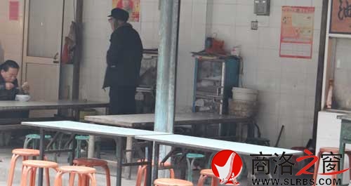 早餐結(jié)束后，攤點(diǎn)的餐桌下滿是廢棄的垃圾。