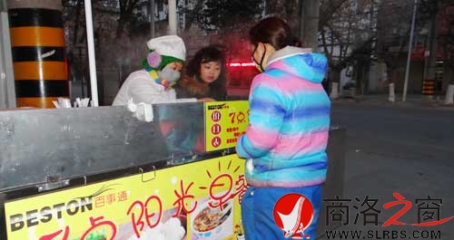 1月10日，天還沒有完全亮，李亞婷就在市區(qū)商中路口招呼前來(lái)購(gòu)買早餐的顧客。