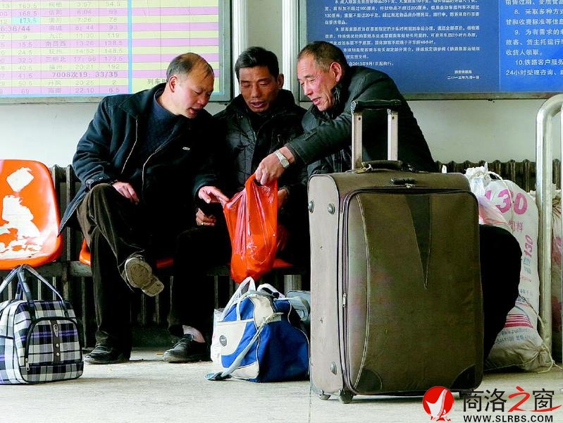 他們?nèi)齻€(gè)人坐在一起，面前放著大大小小的行李包