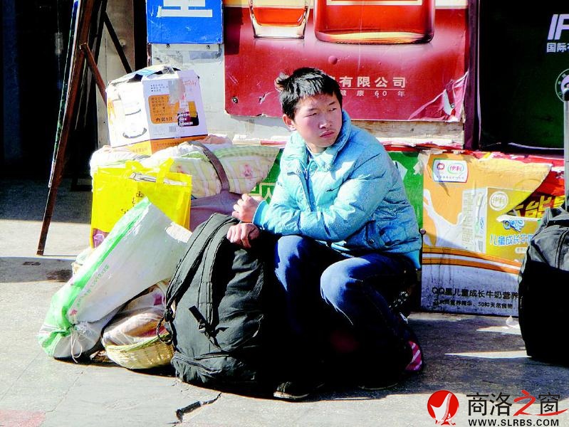 一個(gè)人，一堆行李。他看上去還是一個(gè)稚氣未脫的孩子