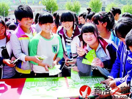 4月30日，“綠書簽行動2014”系列宣傳活動給丹鳳縣資峪鎮(zhèn)九年制學校捐贈價值2萬余元的圖書