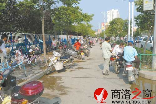 整頓前，務工人員集中在馬路上。