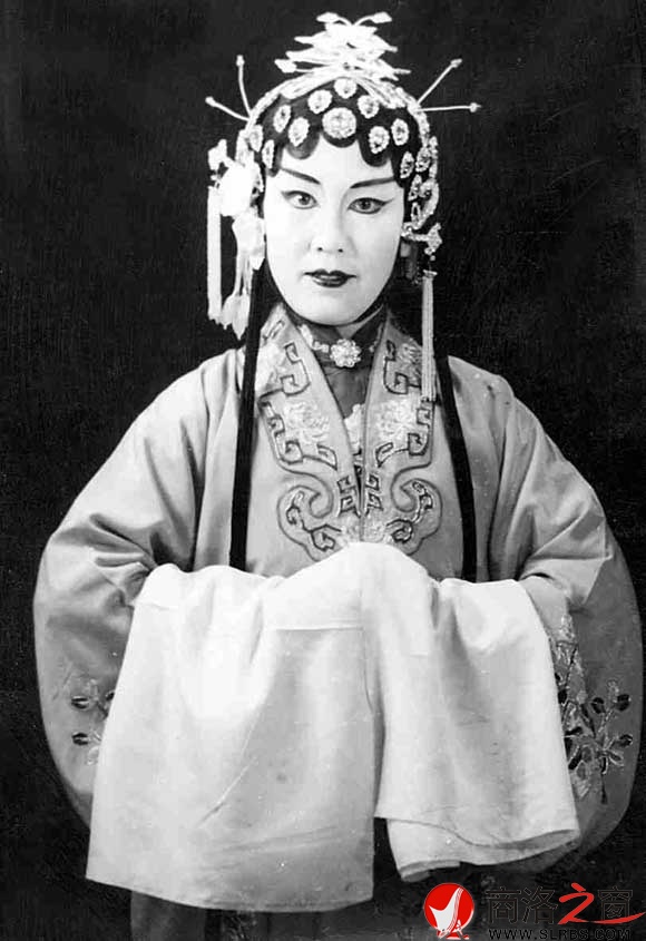 1978 年，敬素貞在二黃《楊門女將》中飾演柴郡主。