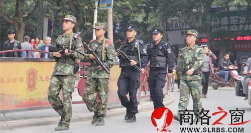 節(jié)日期間市、區(qū)公安機(jī)關(guān)和駐商武警開(kāi)展武裝聯(lián)勤