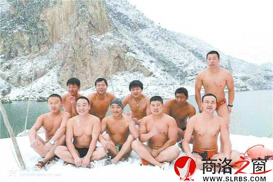 商洛市冬泳愛(ài)好者張暉、崔小東、孟丹平、魚鵬等參加冬泳后合影。