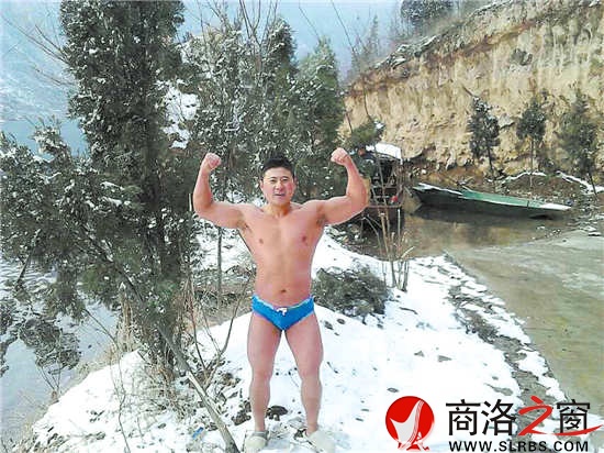 被譽(yù)為商洛冬泳隊(duì)形象代言人的張暉，上岸后不忘秀一下肌肉。