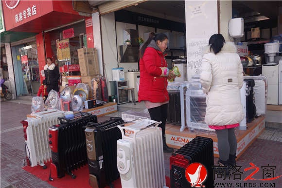 寒冬時節(jié)，市區(qū)商州商城里賣取暖小家電的商鋪生意興隆，不時有顧客前來詢問購買。