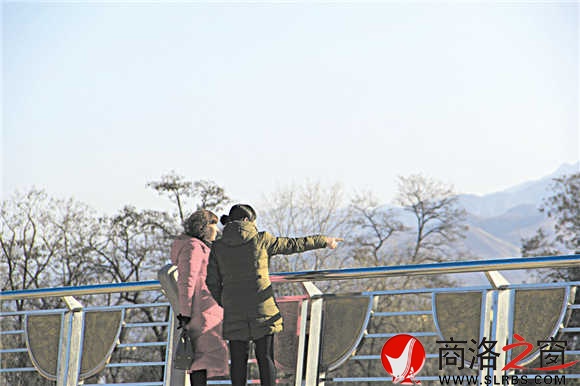 站在環(huán)城北路上，商洛市區(qū)盡收眼底，環(huán)城北路已經(jīng)成為商洛城市的一條觀景路。