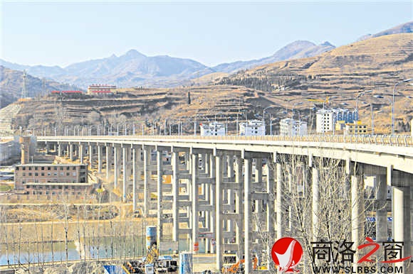 北環(huán)路一號大橋橫跨丹江，是商洛市區(qū)最大的高架橋，與仙娥湖大壩相映成輝，成為城市一個新亮點。