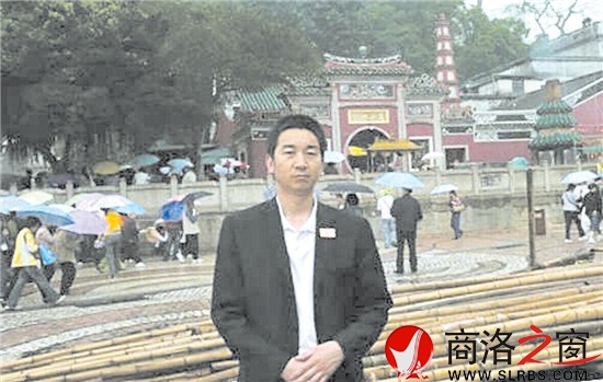 陳志民，網(wǎng)名草衣木食，1968年生于丹鳳，曾在軍中多年，現(xiàn)任北京某勘察公司董事。