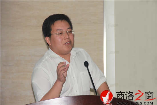陜西省大學(xué)生創(chuàng)業(yè)協(xié)會副會長 商洛市青年創(chuàng)業(yè)協(xié)會會長  商洛響當當文化傳媒有限公司總經(jīng)理黃鵬宣講他的創(chuàng)業(yè)故事和創(chuàng)業(yè)心得