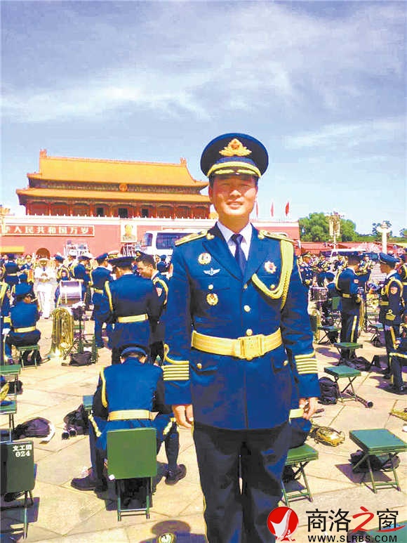 閱兵結(jié)束后，陳沖趕緊讓戰(zhàn)友為自己拍照留念，把這一激動(dòng)時(shí)刻永遠(yuǎn)定格。