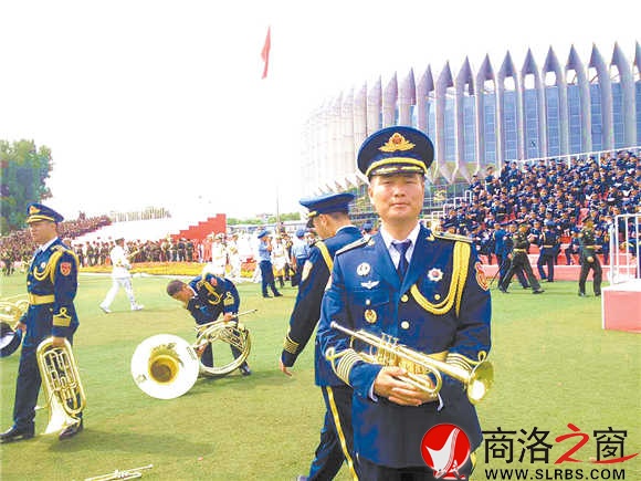 陳沖在閱兵村參加合唱團(tuán)合練。