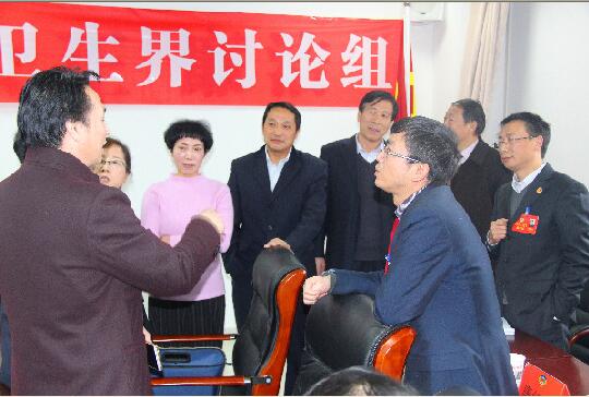 2月5日下午，市政協四屆一次會議科技、體育、醫(yī)療衛(wèi)生界委員在小組討論休息時間，還在熱烈討論提案修改的幾個細節(jié)問題。