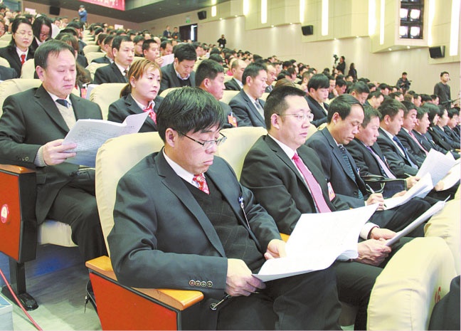 2月5日上午，市四屆人大一次會議開幕，出席大會的市人大代表認真聆聽政府工作報告。