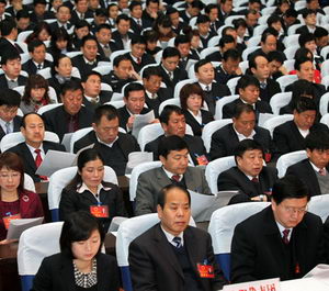 人大代表、政協(xié)委員認(rèn)真聽取市人大常委會(huì)工作報(bào)告和兩院工作報(bào)告