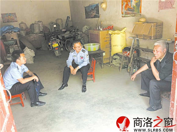 汪毅在轄區(qū)走訪，了解民情。