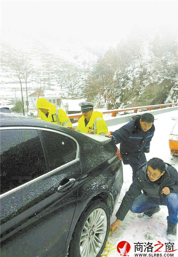 下雪天，是高速民警最辛苦的時候。