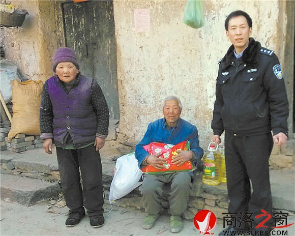 困難群眾是彭江濤的“親人”，逢年過節(jié)彭江濤總要上門慰問并給他們送些生活必需品。