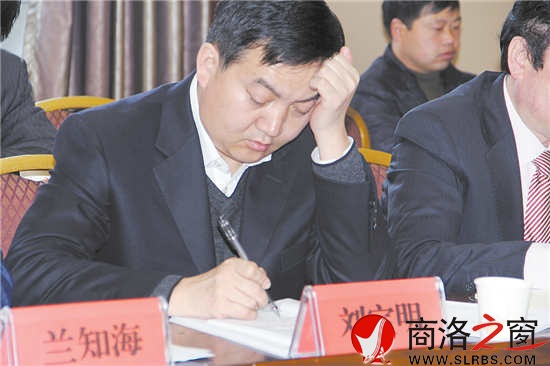 代表認(rèn)真研讀政府工作報(bào)告，反復(fù)推敲發(fā)言稿。        （記者 李 亮 攝）