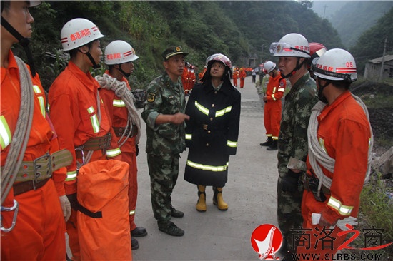 夜幕降臨，參與救援的武警戰(zhàn)士仍在接受任務(wù)。