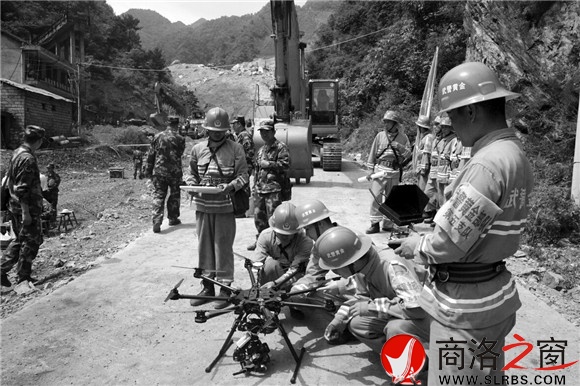 準(zhǔn)備起飛無人機(jī)，空中監(jiān)測(cè)地質(zhì)隱患點(diǎn)