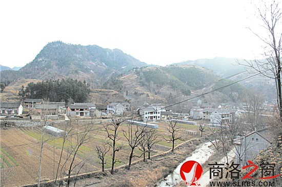 寧?kù)o的小山里，散落著安逸的村莊。