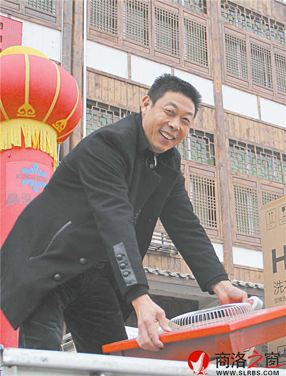 美麗鄉(xiāng)村建設(shè)以來，李棟梁的家電生意好了很多。采訪當(dāng)天，他就賣出去十幾件貨。