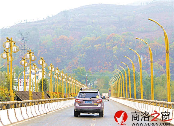 用竹燈、竹子、竹欄、花卉等裝點的丹江景觀橋，也是竹林關(guān)的迎賓通道。