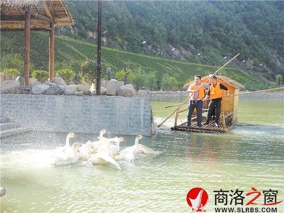 泛舟后灣湖，別有一番感覺。