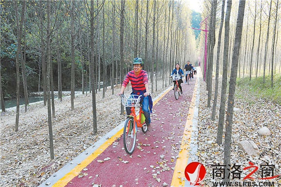 后灣村有專門的公共自行車服務點，有許多條修建漂亮的自行車道，無論什么季節(jié)騎車暢游在村子中間，都是一種極其愉悅的享受。