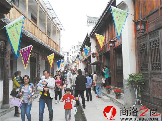云鎮(zhèn)老街改造升級后，游客紛至沓來，成為鎮(zhèn)安一個新的旅游熱點。