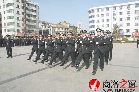 近日，城關(guān)派出所開展民警大練兵，使全體民警以飽滿的精神投入到工作中。