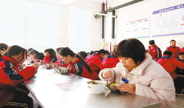 陽光校餐，守護(hù)學(xué)生“舌尖上的幸?！?>
        <div   id=