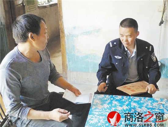 程曉明在巡邏過程中，每當(dāng)遇到小商小販時，都會停下來與他們閑聊，從而獲得一些有價值的信息。