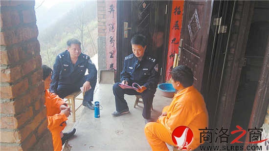 汪義軍在小嶺鎮(zhèn)陜銀礦民爆庫房與工作人員了解情況，進行安全檢查。