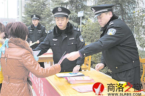 春節(jié)過(guò)后，趁著農(nóng)民工返鄉(xiāng)，鄭博與同事深入園區(qū)進(jìn)行普法宣傳。