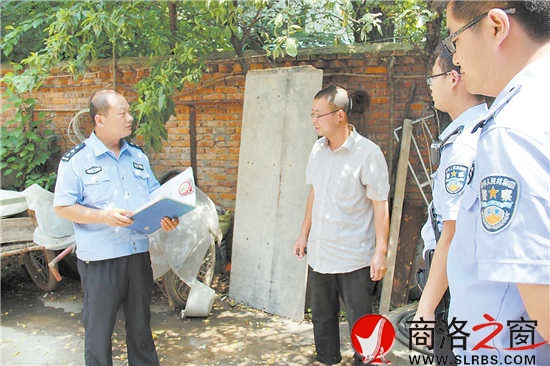 處理家庭、鄰里之間的矛盾糾紛成為薛向珺(左一)日常工作的重要內(nèi)容。