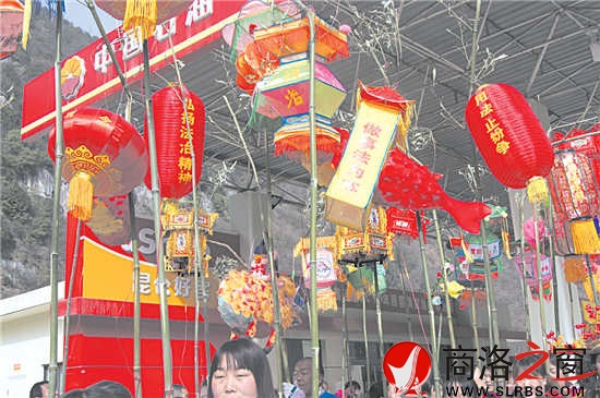 柞水縣將法治文化融入民俗文化活動(dòng)當(dāng)中，圖為慶元宵舞龍燈活動(dòng)現(xiàn)場(chǎng)。