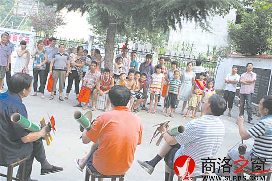 柞水縣率先在全省建立了以葉家灣為典范的法治文化大院，圖為葉家灣文化大院里的法治漁鼓表演現(xiàn)場(chǎng)。