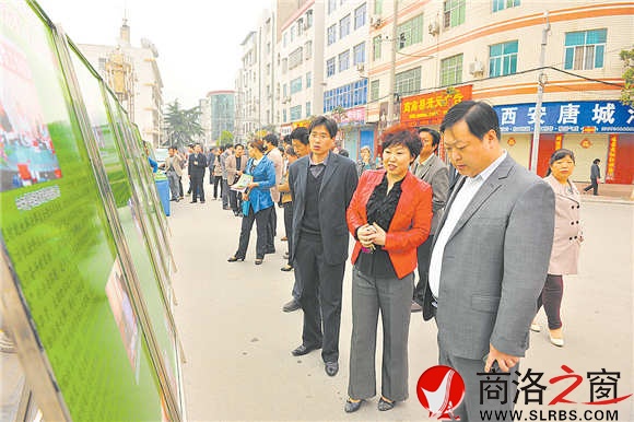 商南把陽(yáng)光信訪的流程制成展板，巡回全縣進(jìn)行宣傳。