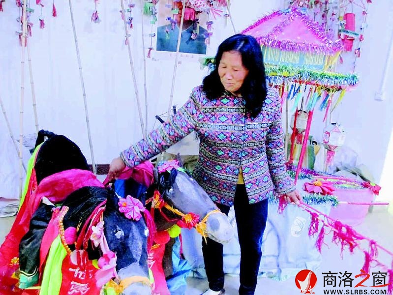 花鼓戲演出的各種器樂(lè)一應(yīng)俱全，大都是自己用手做成。