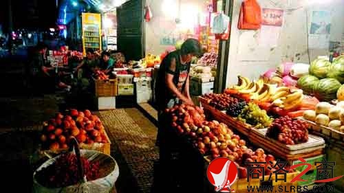 夜幕降臨，普通水果小店依然等待著顧客。