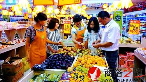 環(huán)境優(yōu)美的水果專賣店里，店員耐心地幫著顧客挑選水果。
