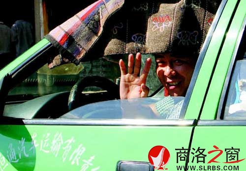看到記者采訪，旁邊的出租車司機(jī)熱心地打了個(gè)招呼。