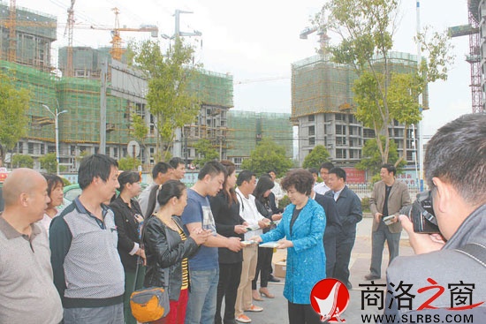 市委常委、宣傳部部長劉淑慧為出租車駕駛員發(fā)放宣傳光碟