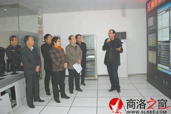 市長陳俊、副市長高健在信息中心檢查GPS動(dòng)態(tài)監(jiān)控運(yùn)行情況