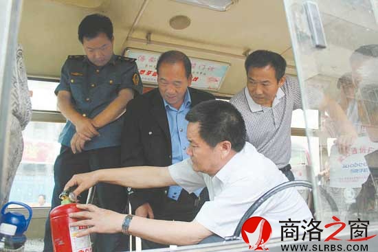 市交通運(yùn)輸局局長周三啟檢查客運(yùn)車輛滅火器